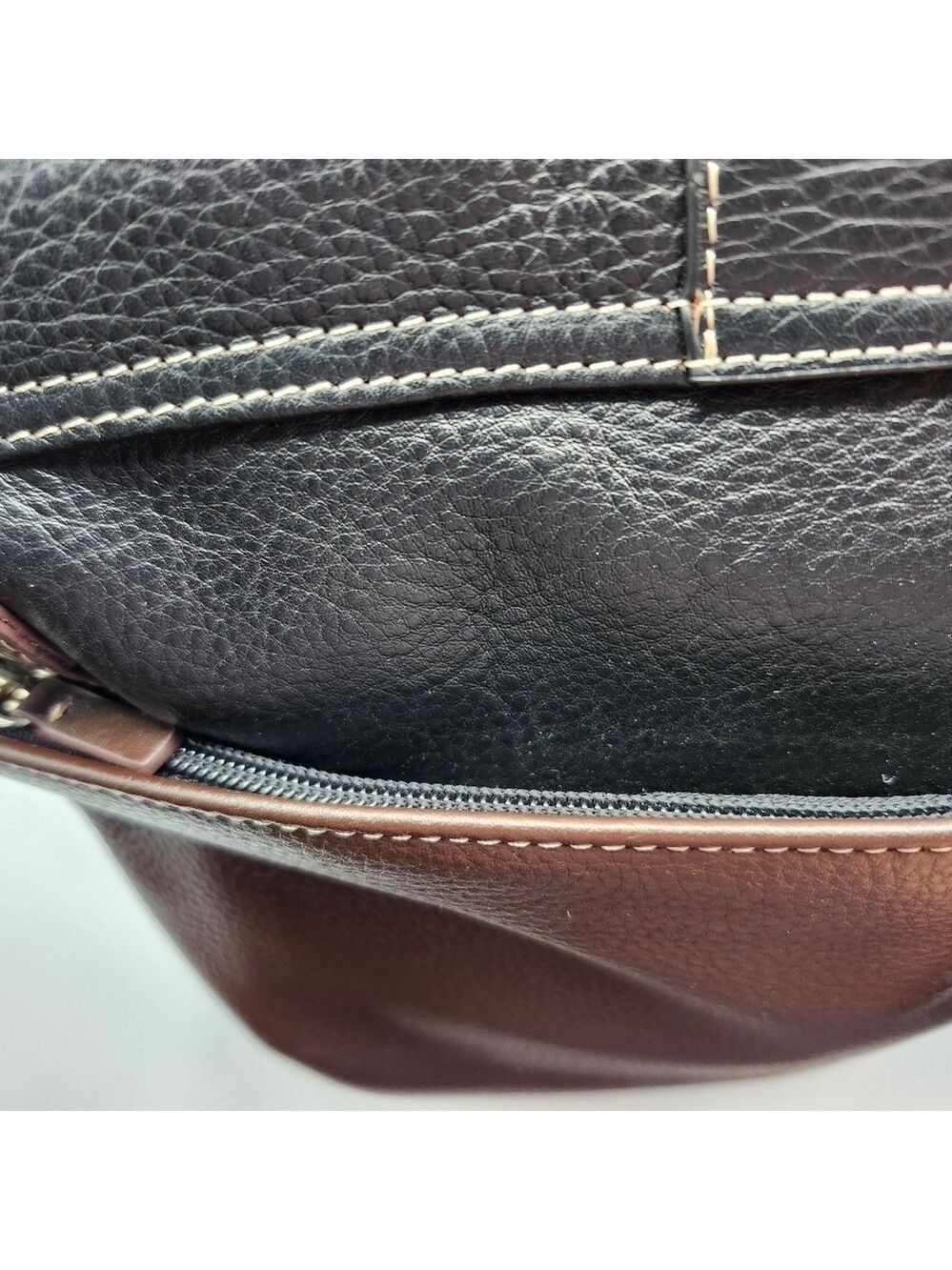 Travelsmith Elegant Black Leather Messenger Bag - Picture 3 of 14